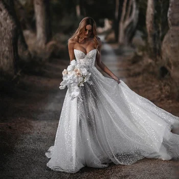Свадебное платье трапециевидной формы с вырезом сердечком и потрясающе красивой белой ниспадающей юбкой с пайетками, свадебное платье