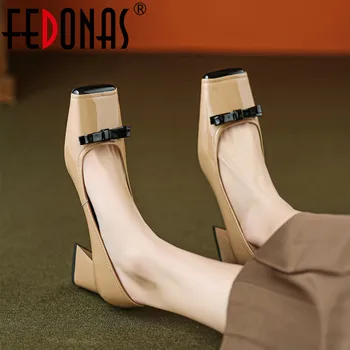 FEDONAS Весна-лето Модные женские туфли-лодочки из лакированной кожи с узлом бабочки на толстом высоком каблуке Смешанных цветов, офисная обувь для вечеринок, женская обувь